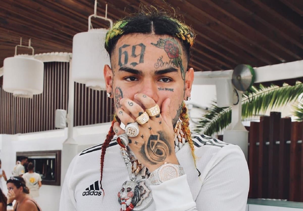 Tekashi 6ix9ine El rapero fue agredido tras salir del sauna. - Créditos: Instagram