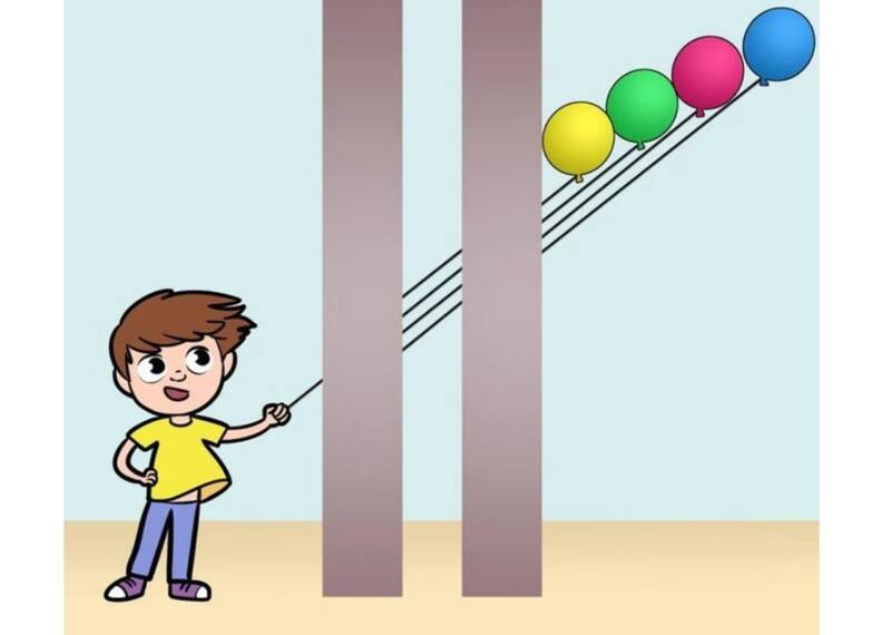 Intenta descubrir que globo está sujetando el niño.