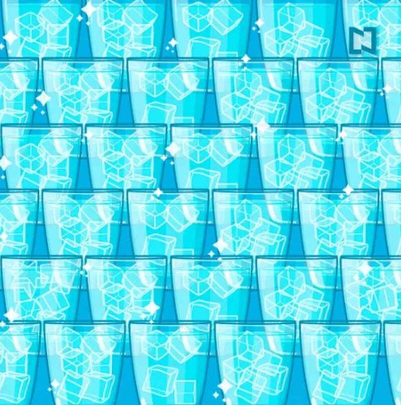 Encuentra el hielo diferente entre los vasos.