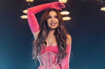 Thalía sufre incómodo momento al quedar en ropa interior en un lugar público