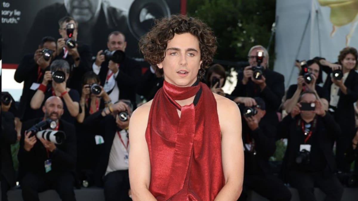 Timothée Chalamet causa polémica con su atrevido look en el Festival de Cine de Venecia