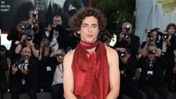 Timothée Chalamet causa polémica con su atrevido look en el Festival de Cine de Venecia