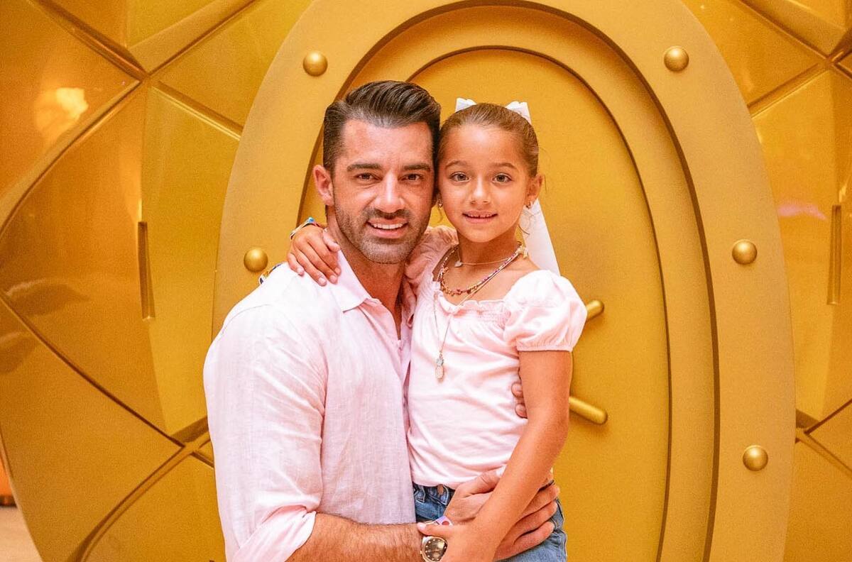 Toni Costa destapa qué papeles estaba firmando y se lo dedica a su hija