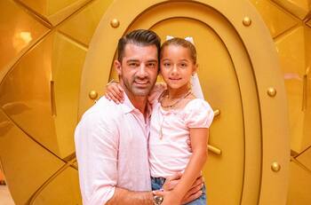 Toni Costa destapa qué papeles estaba firmando y se lo dedica a su hija