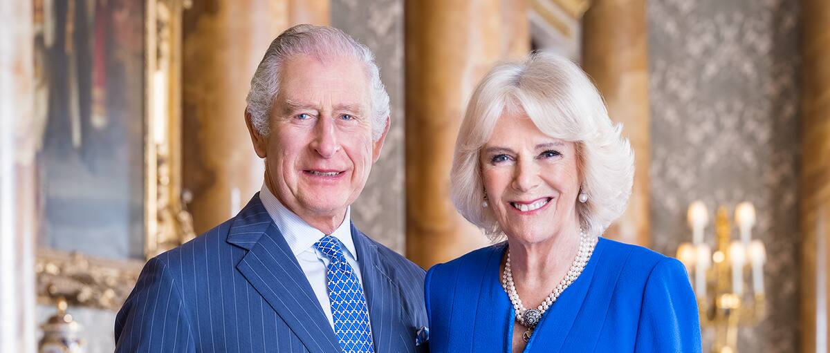 Un nuevo retrato de los reyes de Inglaterra fue develado este martes junto con la invitación oficial - Créditos: Twitter