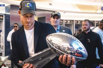 ¿Cómo llegó el Príncipe Harry al Super Bowl y qué beneficios le trajo la visita?