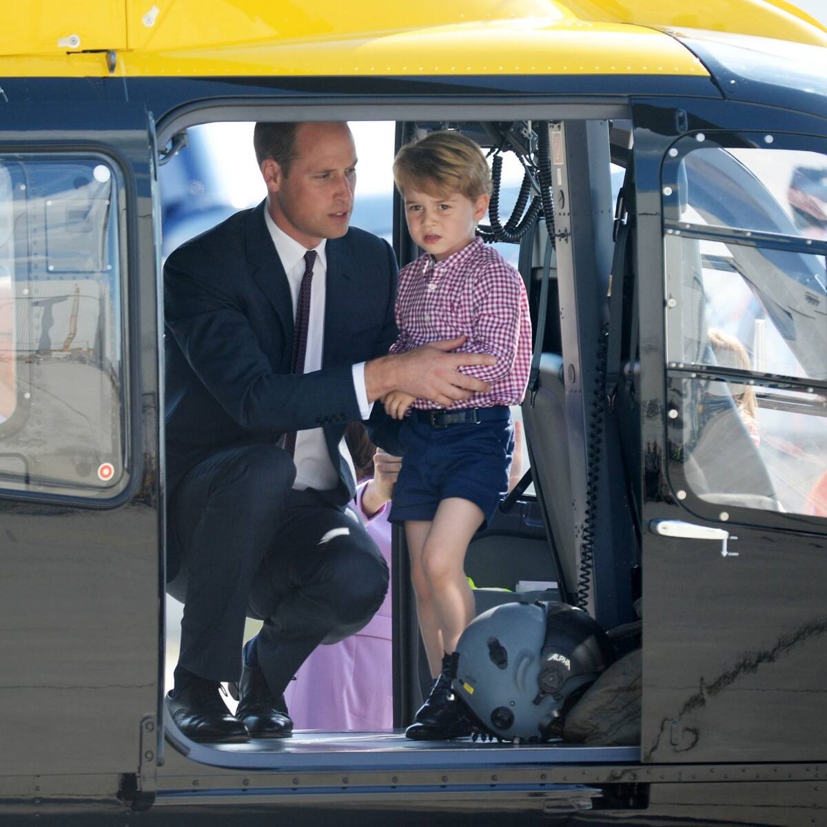 Una imagen del bautizo del príncipe George sirvió para realizar la comparación con el hijo de Lady Di y el rey Carlos III. - Créditos: Instagram