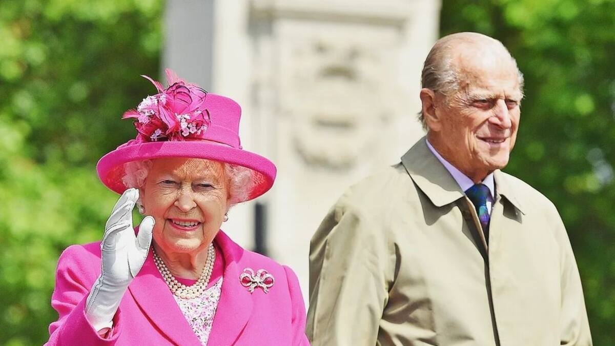 Inscriben nombres de la reina Isabel II y el príncipe Felipe en nueva lápida
