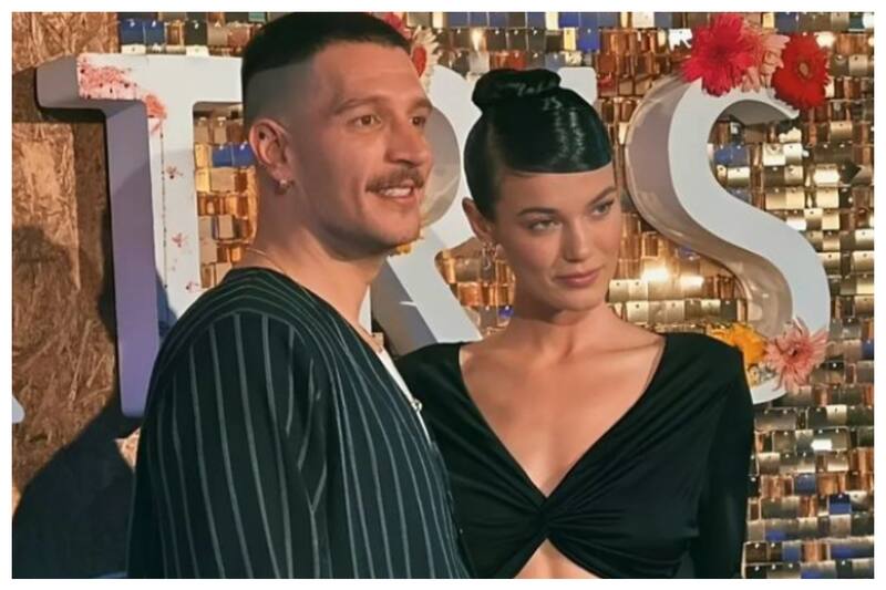 Uraz Kaygılaroğlu junto a Pinar Deniz durante la presentación de la serie Aktris, de Disney Plus Turquía.