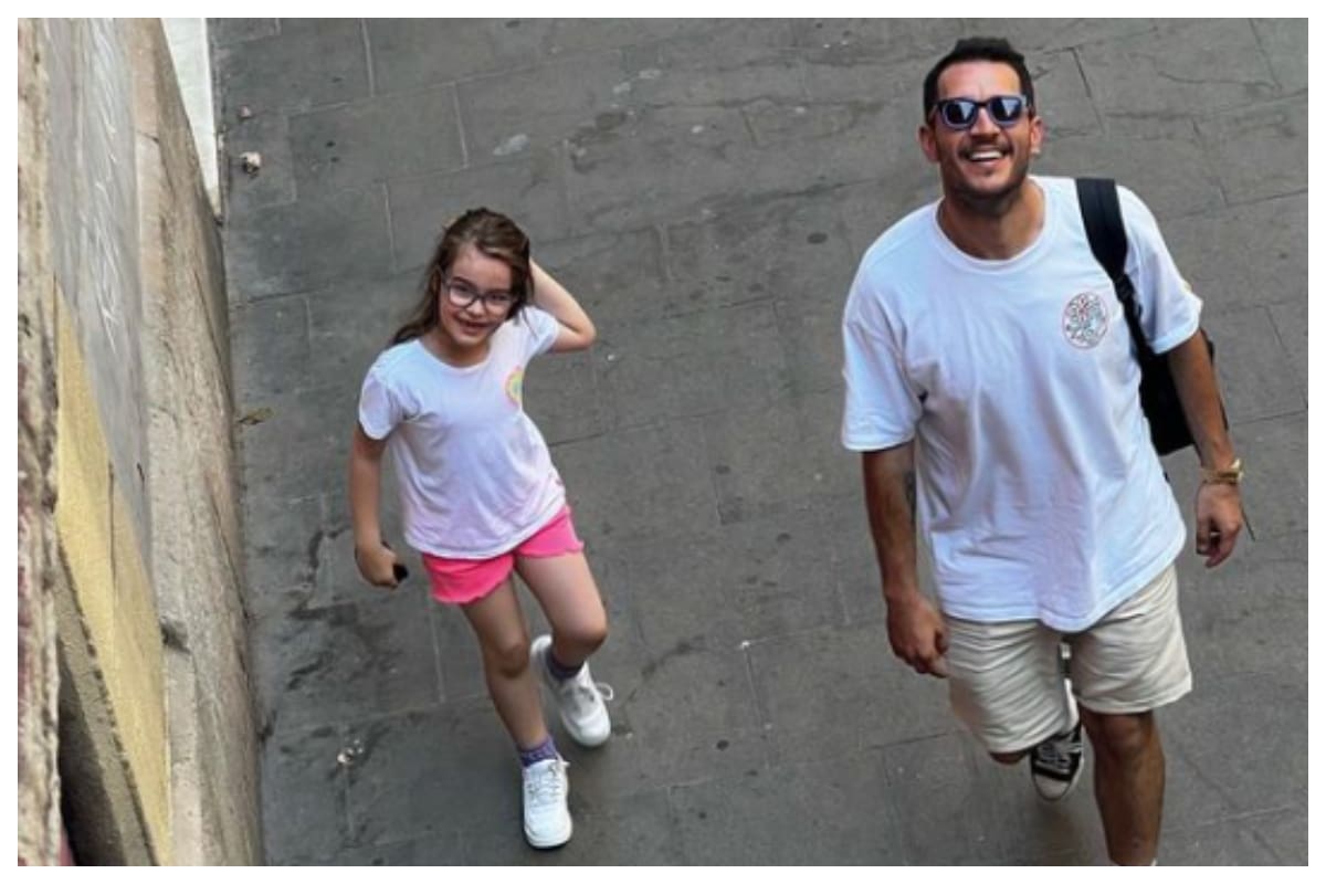 Uraz Kaygılaroğlu junto a su hija, de su matrimonio con Melis İşiten, de quien se divorció de manera amistosa.