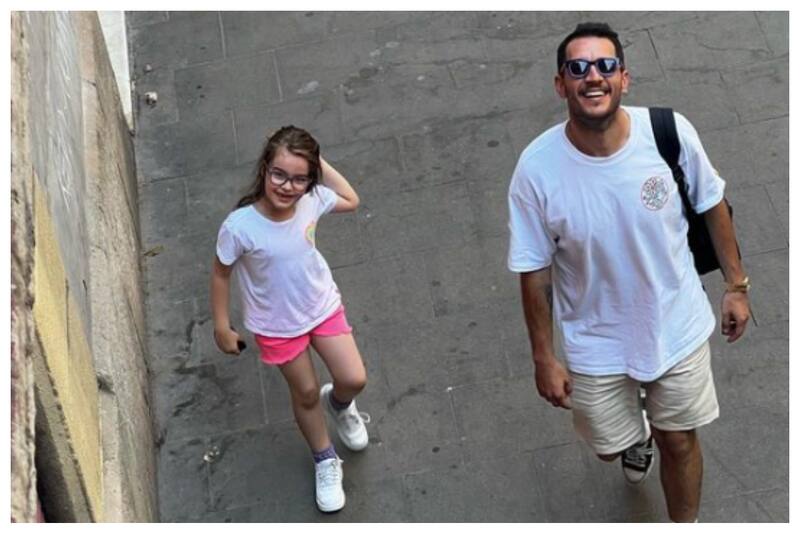 Uraz Kaygılaroğlu junto a su hija, de su matrimonio con Melis İşiten, de quien se divorció de manera amistosa.