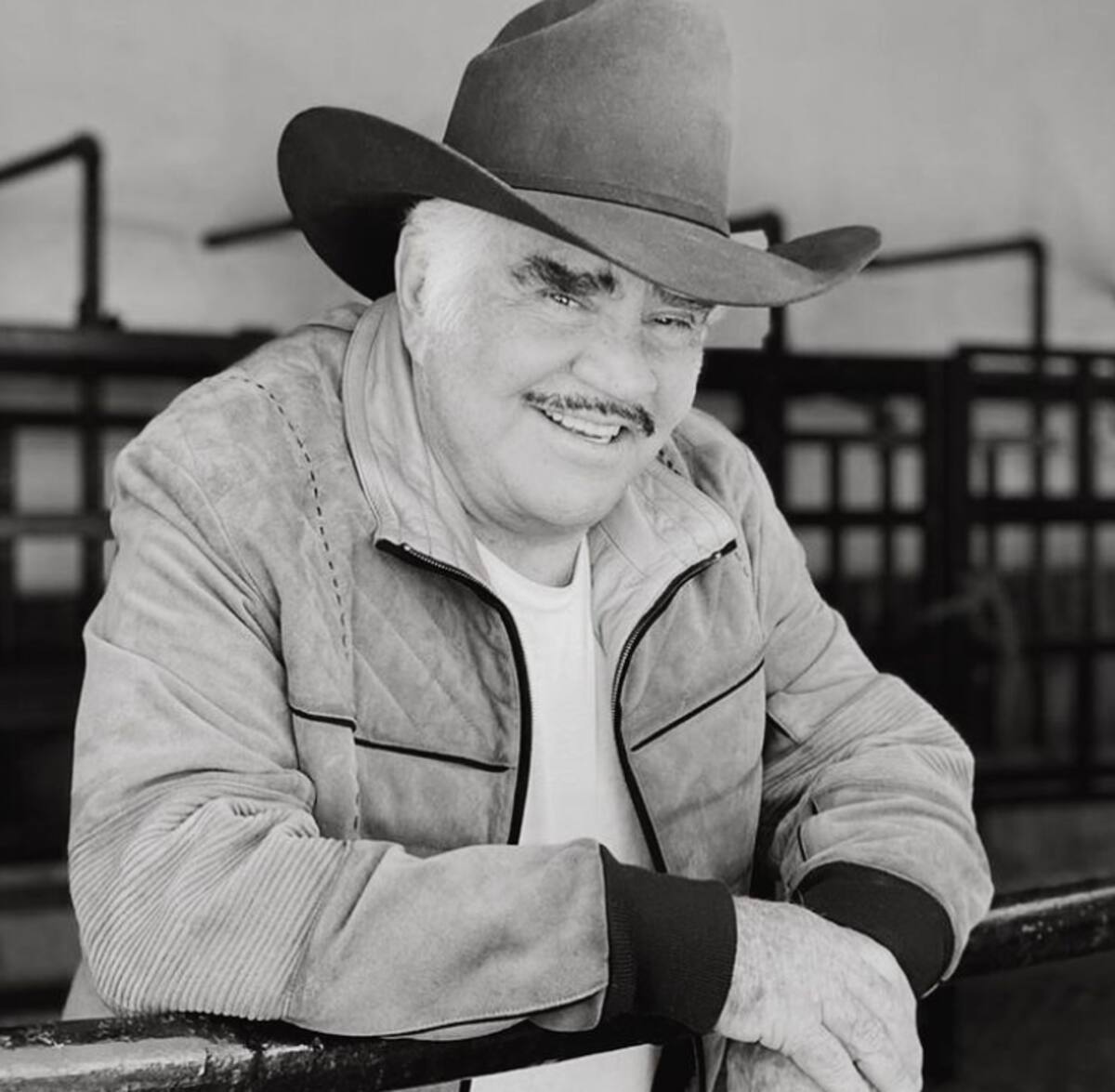 Vicente Fernández El sacerdote Óscar Sánchez Barba, sorprendió a los asistentes durante la misa que se realizó para despedir al cantante - Créditos: Instagram de Vicente Fernández
