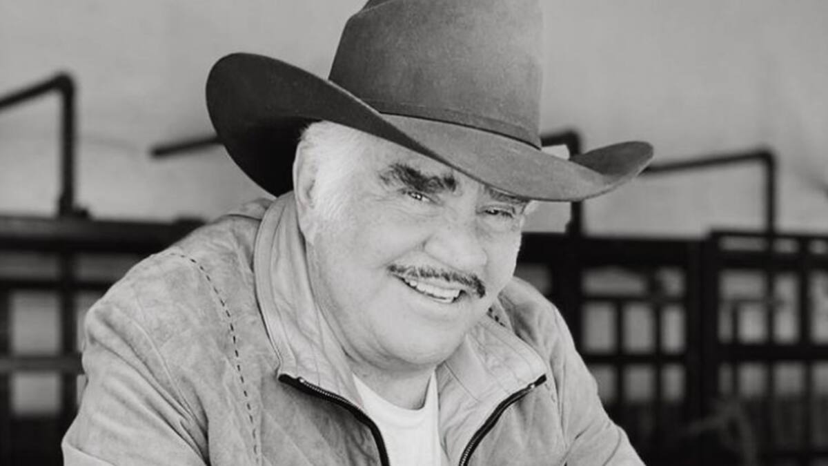 Sacerdote se viste de charro y le canta a Vicente Fernández durante misa