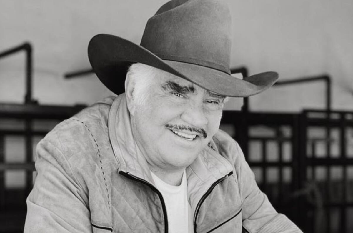 Sacerdote se viste de charro y le canta a Vicente Fernández durante misa