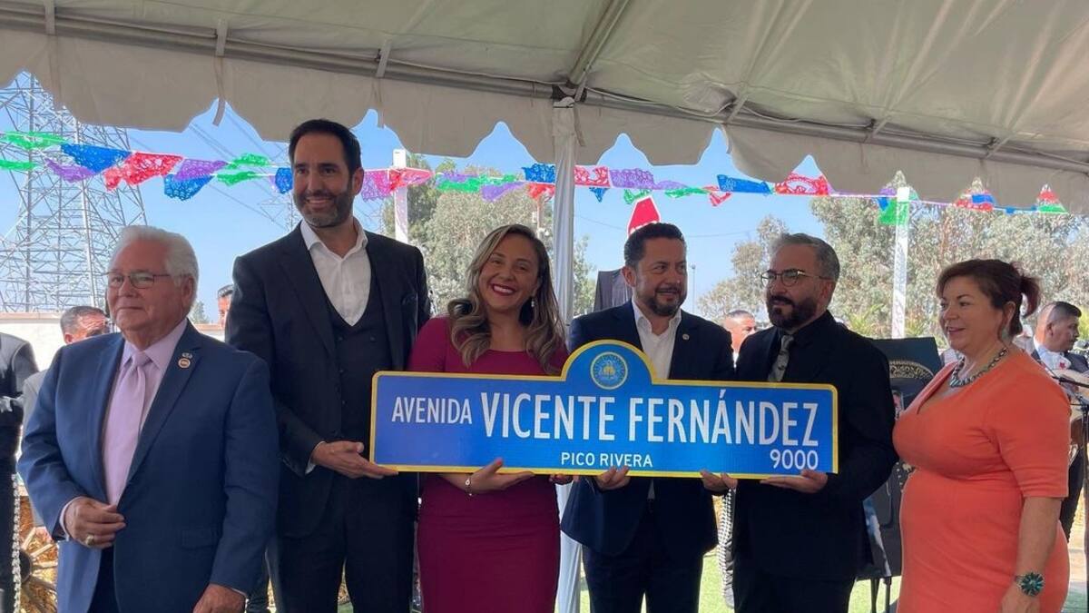 Inauguran calle en honor a Vicente Fernández y solo va uno de sus hijos