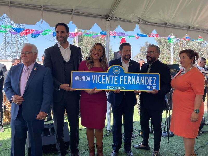 Vicente Fernández Jr., fue el único familiar que asistió a la develación de la calle en honor al cantante - Créditos: Instagram (@Assessor Jeff Prang)