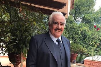 Vicente Fernández se recupera pero sigue con respirador, asegura su hijo tras visitarlo