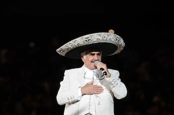 Vicente Fernández tiene una recaída y regresa a terapia intensiva por una neumonía