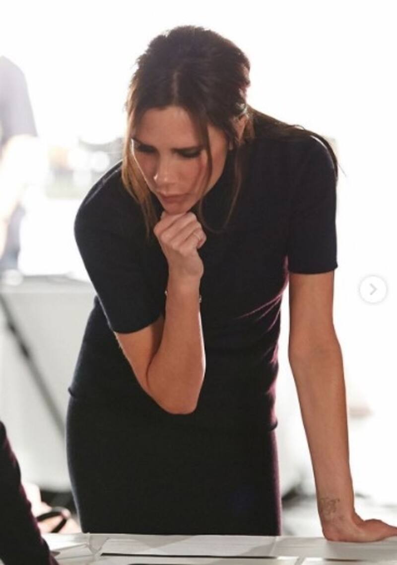 Victoria Beckham duda que sus hijos la hagan reír, pero cree que hizo un buen trabajo con ellos La modelo y diseñadora envió un mensaje a sus hijos y esposo - Créditos: Instagram