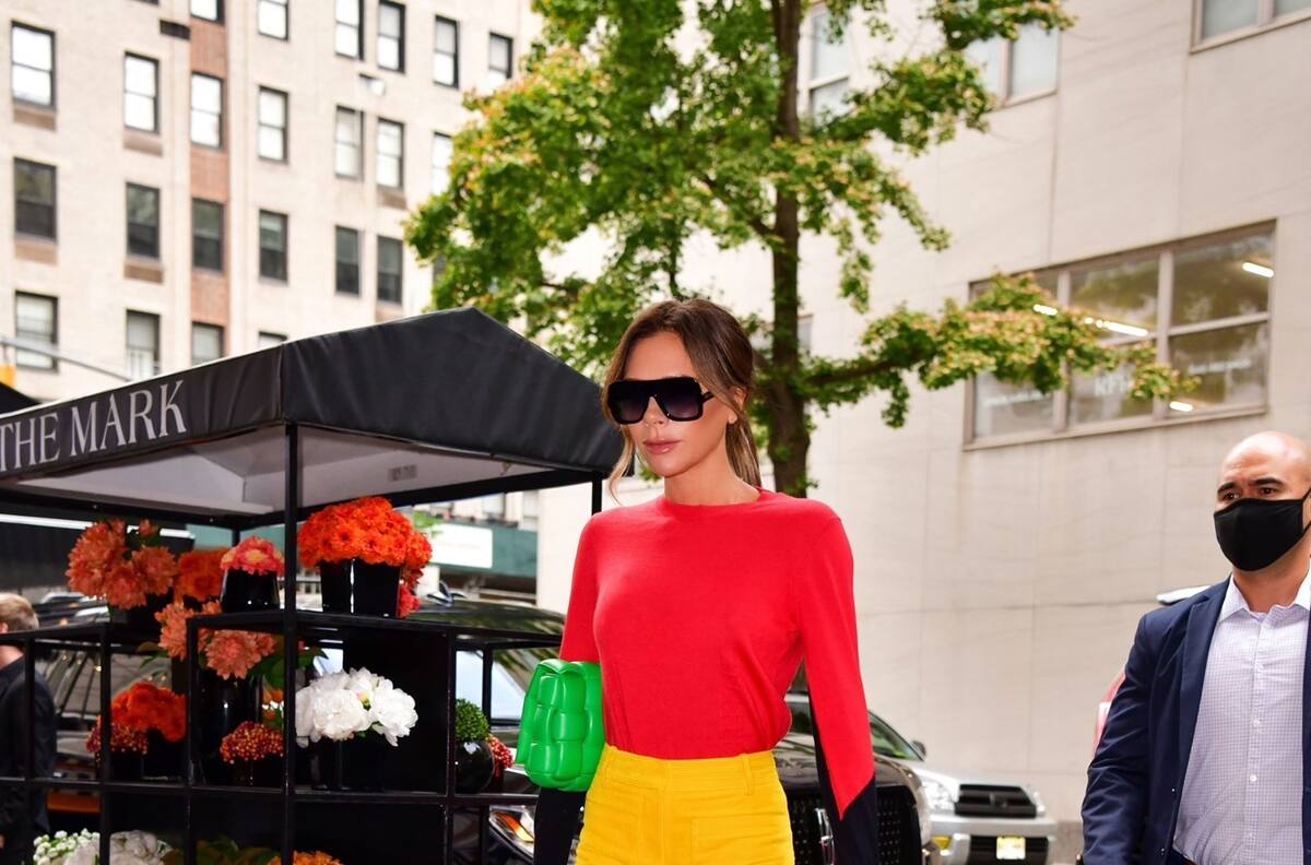 Victoria Beckham se deja ver en el Fashion Week del brazo de otro hombre