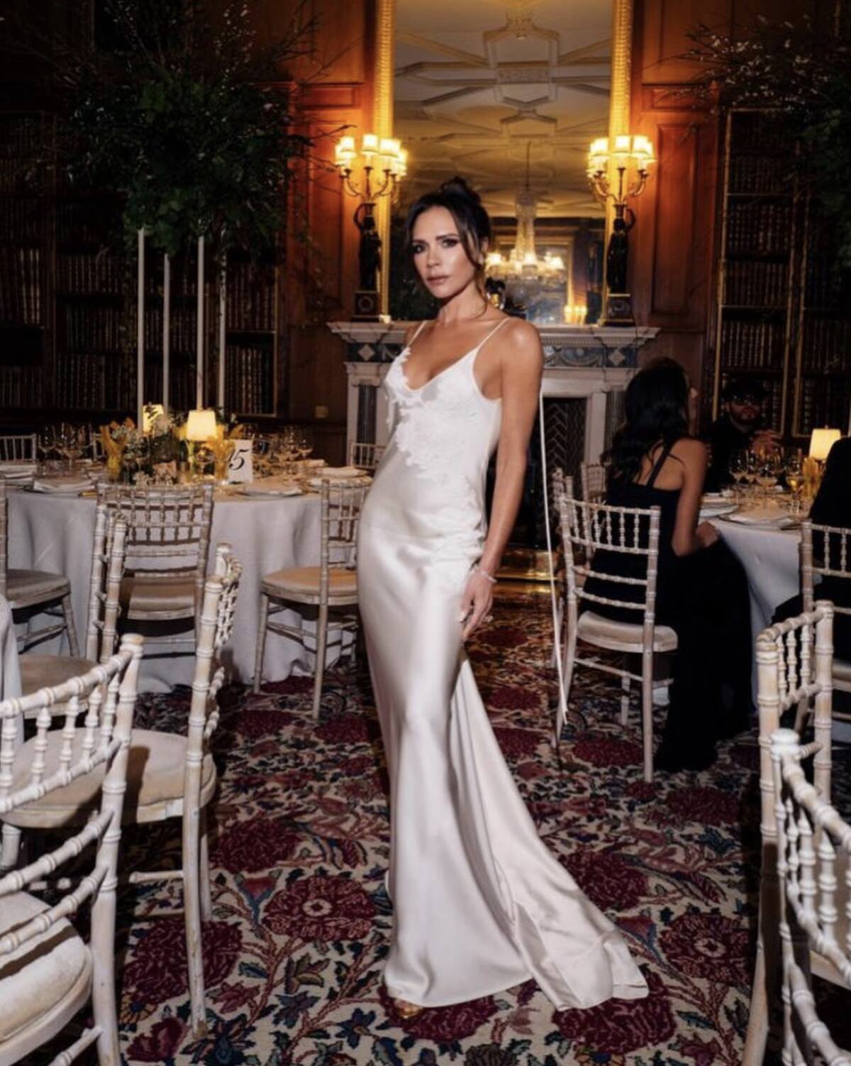 Victoria Beckham lució un vestido de novia en una boda ajena - Créditos: Instagram