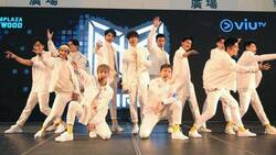 Pantalla gigante cae sobre dos integrantes de la banda Mirror en pleno concierto (Video sensible)