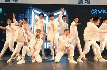 Pantalla gigante cae sobre dos integrantes de la banda Mirror en pleno concierto (Video sensible)