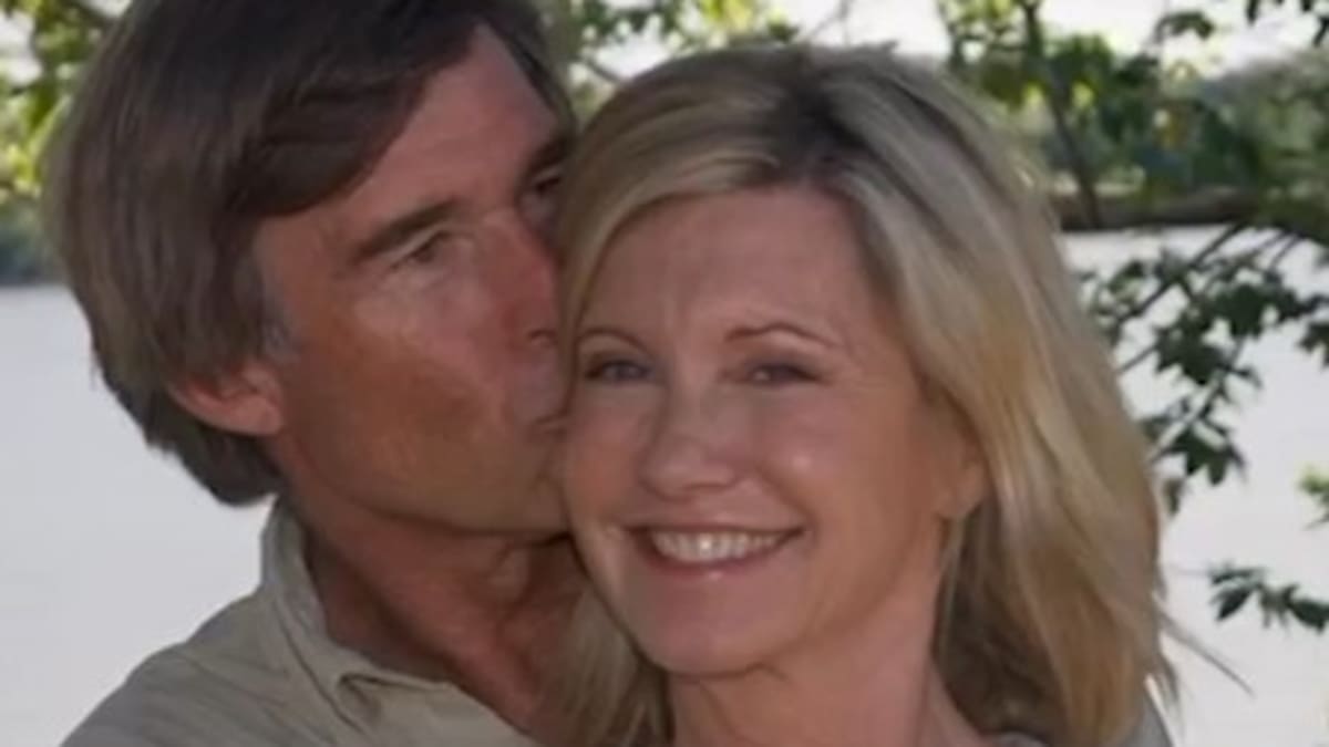 Viudo de Olivia Newton John relata los últimos días de la cantante antes de morir