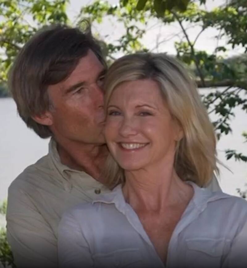 Viudo de Olivia Newton John relata los últimos días de la cantante antes de morir La cantante y su esposo, con quien se casó en 2008 en una ceremonia espiritual - Créditos: Instagram