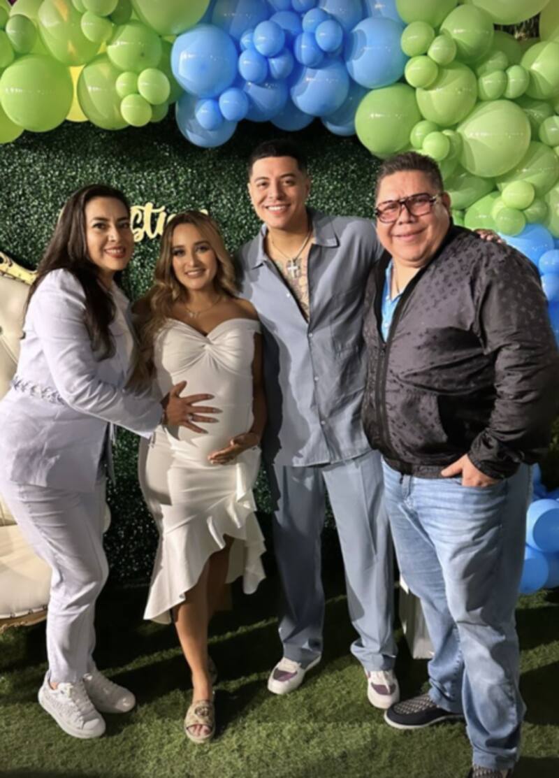 Vocalista de Grupo Firme celebra junto a su ex esposa el Baby Shower de su bebé - Créditos: Instagram