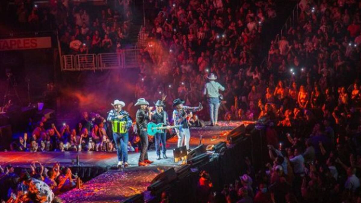 Vocalista de Grupo Firme hace llorar a su esposa tras decirle estas palabras