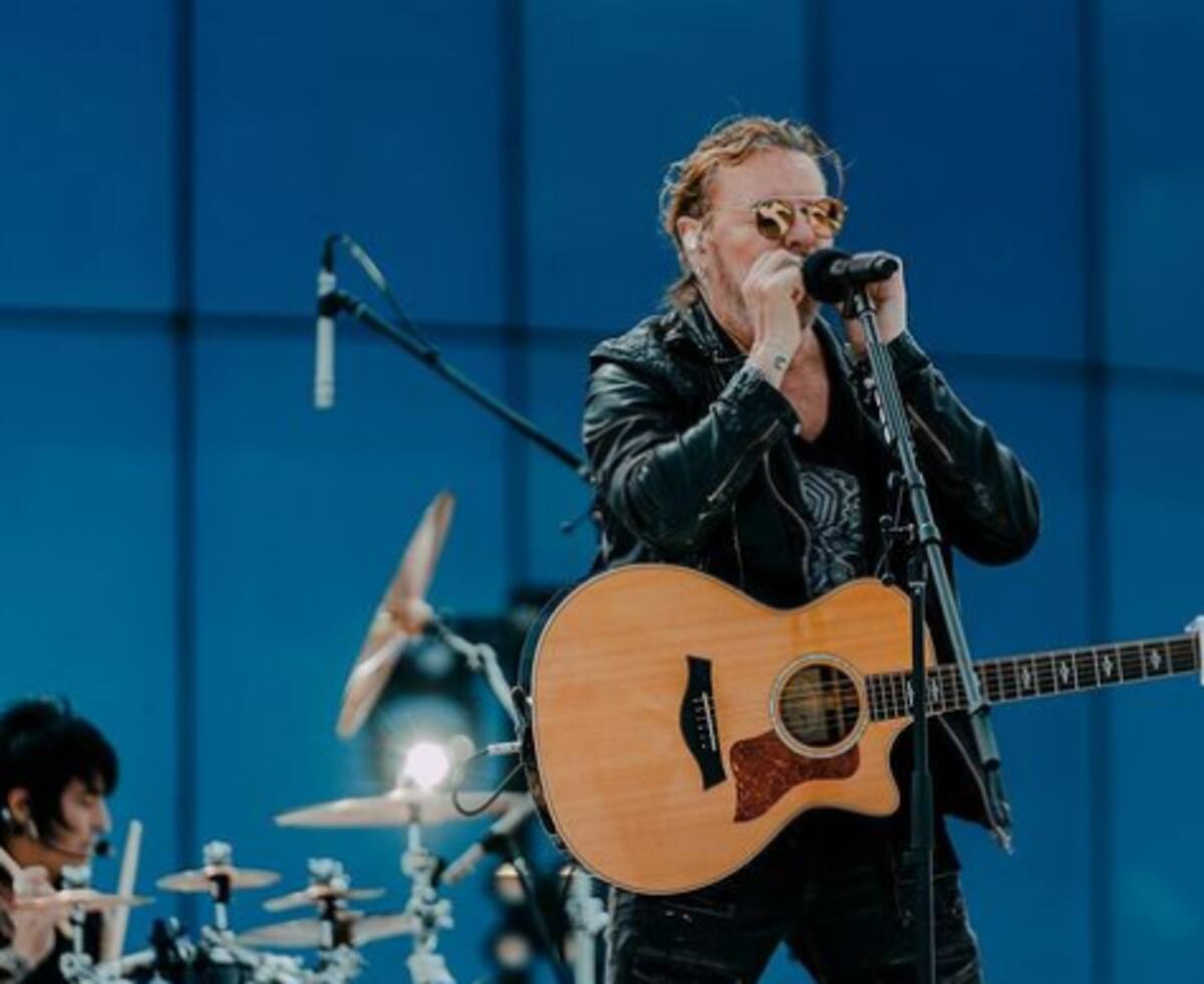 Vocalista de Maná cae al suelo tras intentar cargar a una fan en pleno concierto - Créditos: Instagram