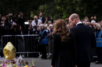 William dedica a reina Isabel II primer discurso como príncipe de Gales