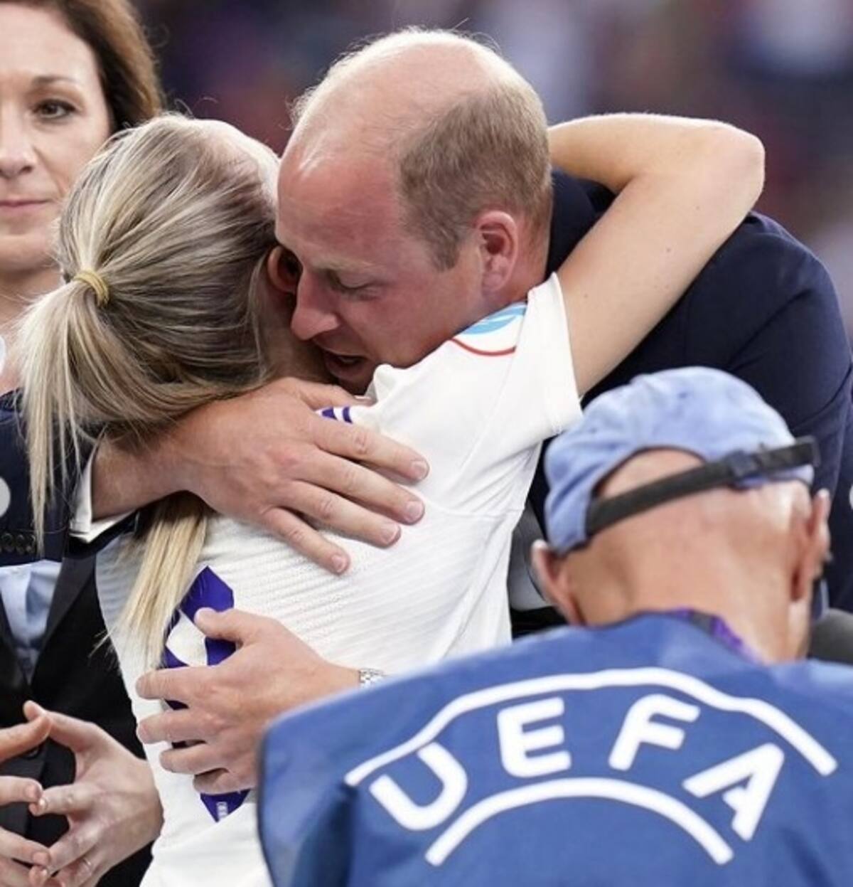 William junto con la selección femenina que ganó la Eurocopa de selecciones. - Créditos: Instagram