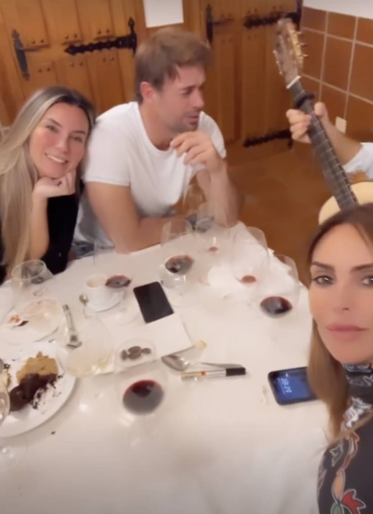 William Levy y Elizabeth Gutiérrez son vistos muy divertidos en una reunión en España. - Créditos: Instagram