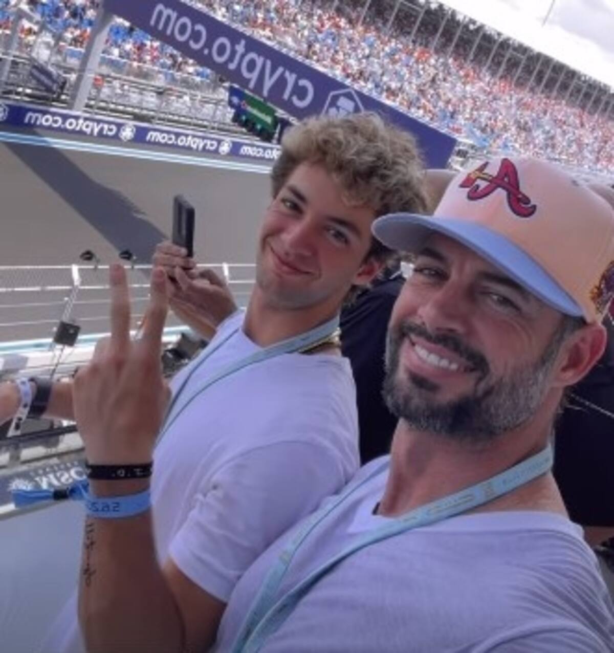 William Levy y su clonado hijo disfrutan de la Formula 1 junto a famosa presentadora de televisión - Créditos: Instagram