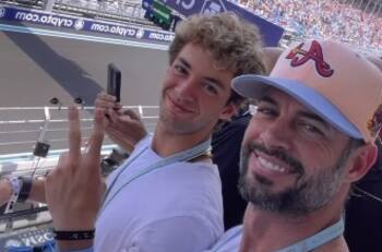 William Levy y su clonado hijo disfrutan de la Formula 1 junto a famosa presentadora de televisión