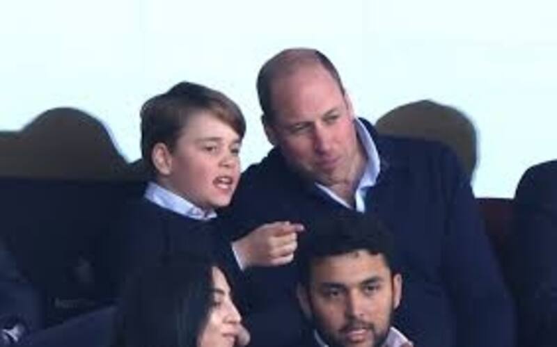 William y George fueron dos fanáticos más alentando al Aston Villa en el Villa Park. - Créditos: The Sun