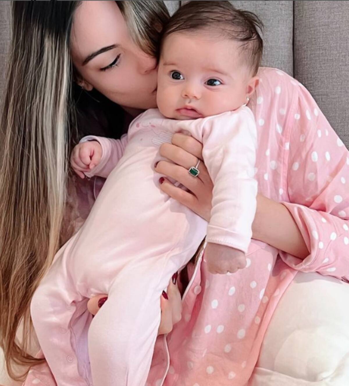 Ximena Navarrete y su bebé posan en traje de baño durante sus vacaciones y causan furor - Créditos: Instagram