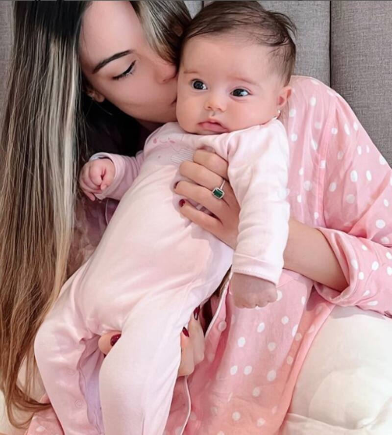 Ximena Navarrete y su bebé posan en traje de baño durante sus vacaciones y causan furor - Créditos: Instagram