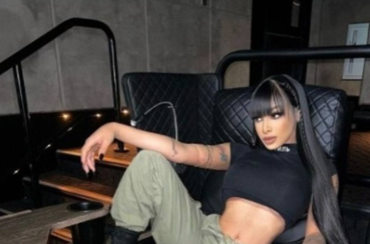 Yailin, La Más Viral pintó a su perro para que combinara con su outfit