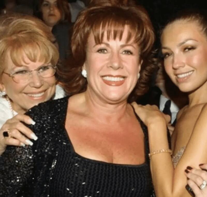 A diferencia de Laura Zapata, la relación de Thalia con su madre fue muy cooperativa y afectuosa