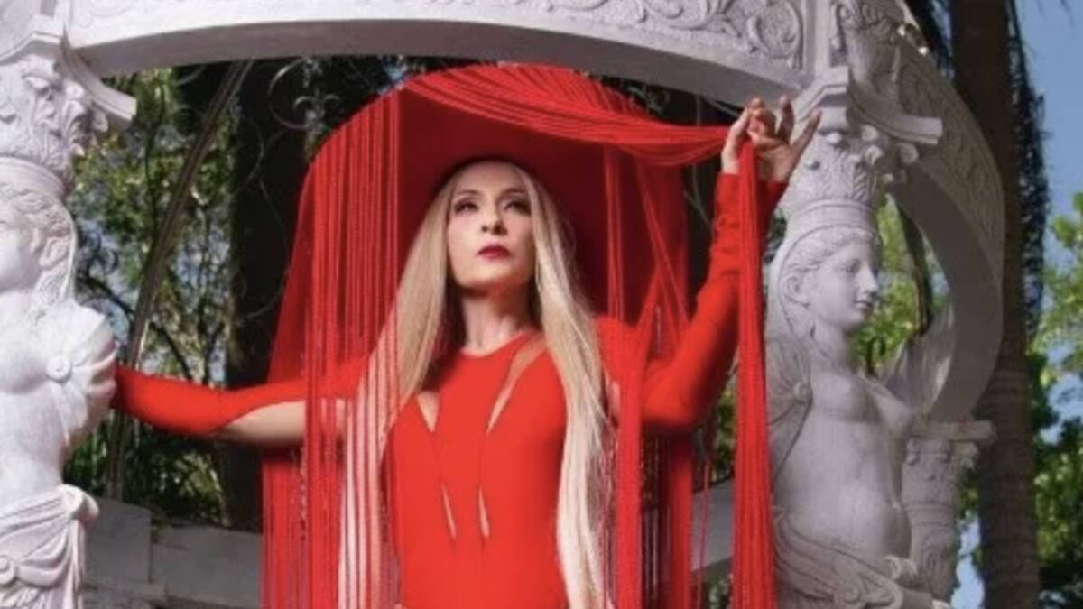 Yuri le copia a Dua Lipa un sugerente atuendo y así lo luce a sus casi 60 años