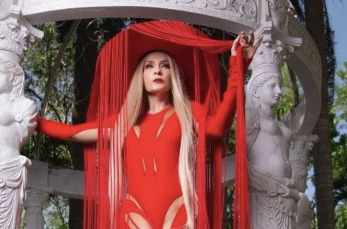 Yuri le copia a Dua Lipa un sugerente atuendo y así lo luce a sus casi 60 años