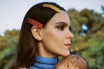 Yuya muestra las ojeras que le ha dejado Mar al despertarse de madrugada