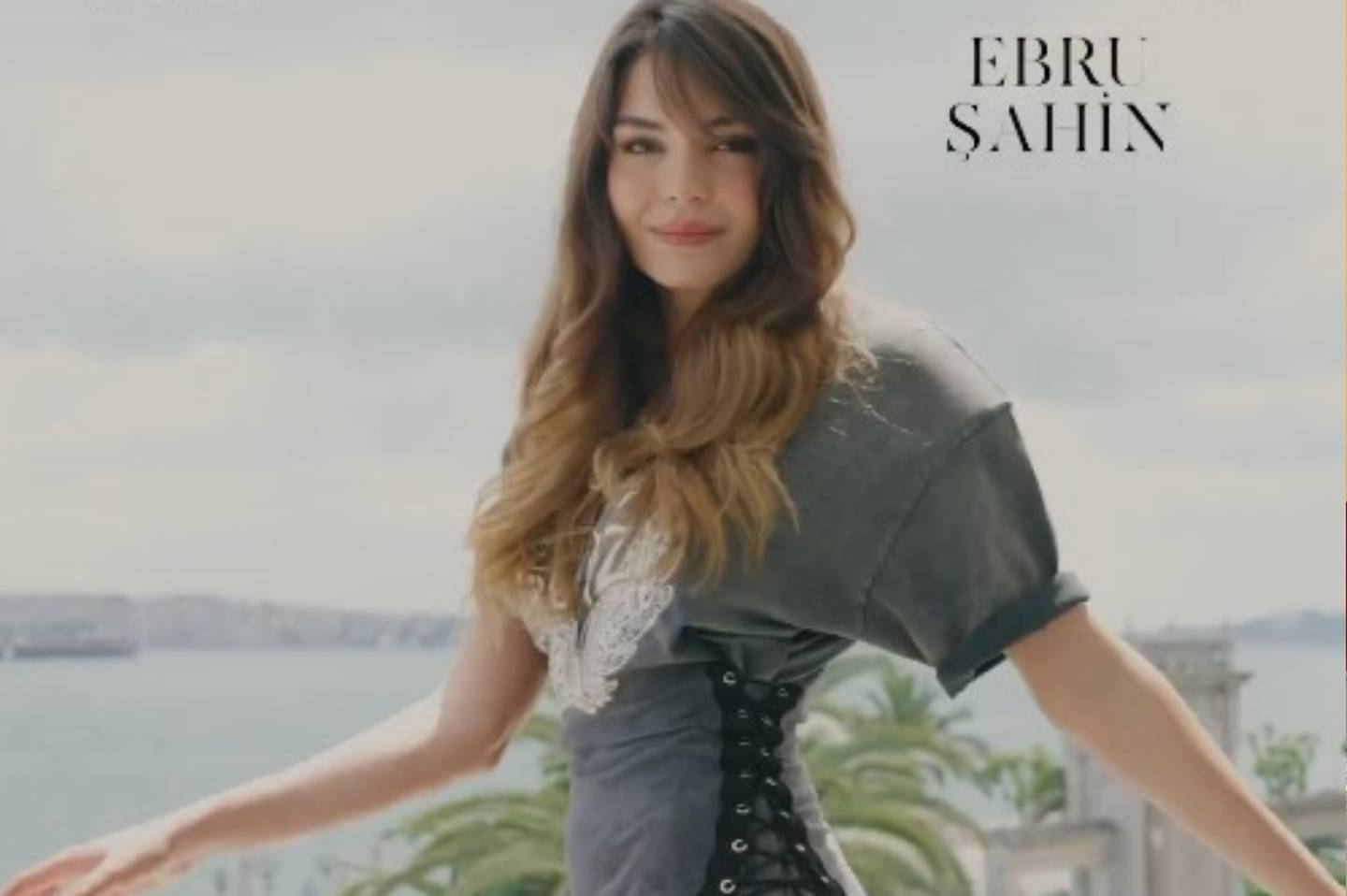 La portada de Ebru Sahin en la revista Harper's Bazaar