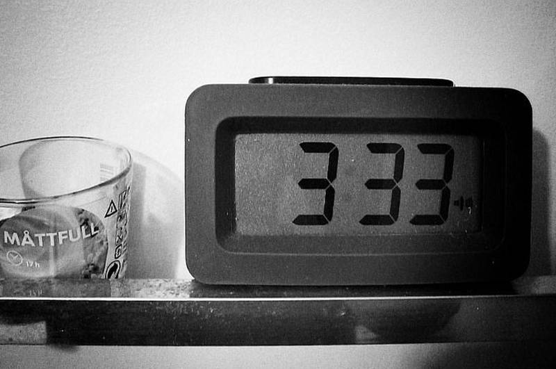 Reloj digital a las 3:33. Foto en Blanco y negro