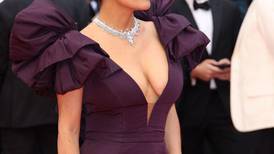 Salma Hayek acapara las miradas en Cannes con su escotadísimo vestido púrpura