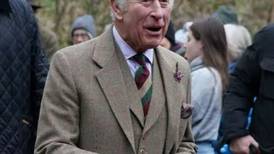 El rey Carlos III se muestra radiante en Escocia desafiando a su díscolo hijo Harry