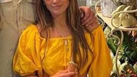 Vestido amarillo que usó JLo en su luna de miel tiene un bajísimo costo